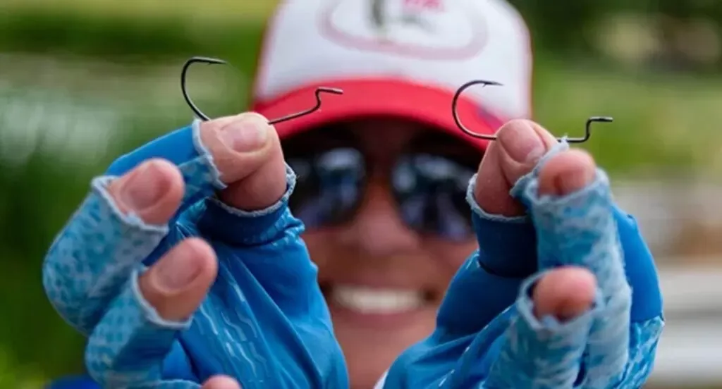 the different between offset round bend worm hook and Extra Wide Gap (EWG) Hook